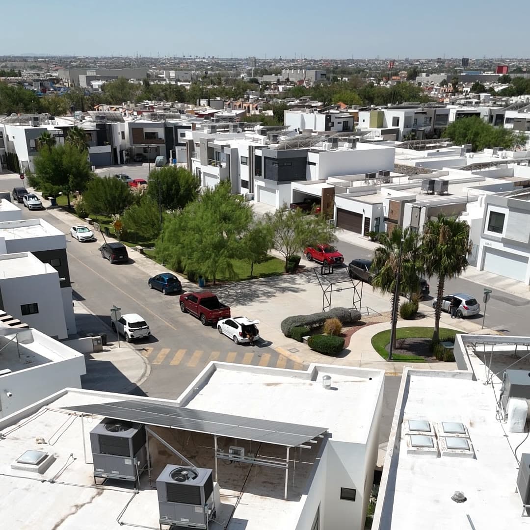 Fraccionamiento Residencial del Valle desde el aire, con la casa en primer plano